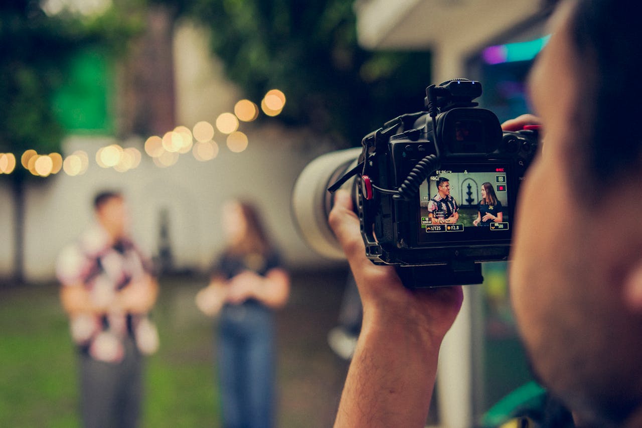 Interview being filmed outdoors with bokeh in Ciudad de MΓ©xico garden setting.